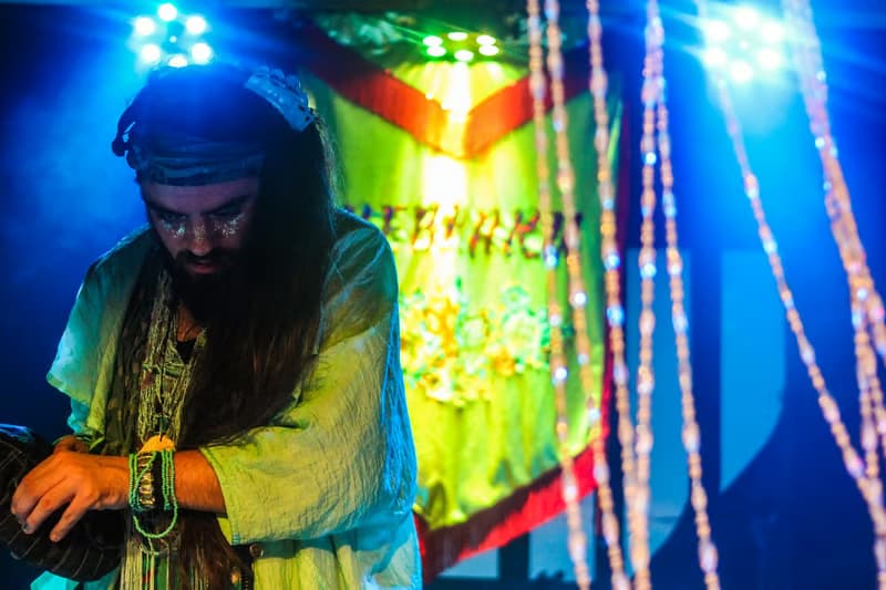 Kebraku Karnaval agita o Maus Hábitos