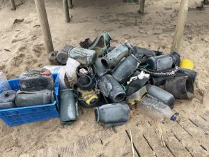 Limpeza de plástico na praia