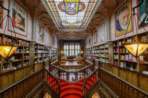 Livraria Lello celebra o Dia dos Namorados com poesia ao vivo e debate sobre amor e liberdade