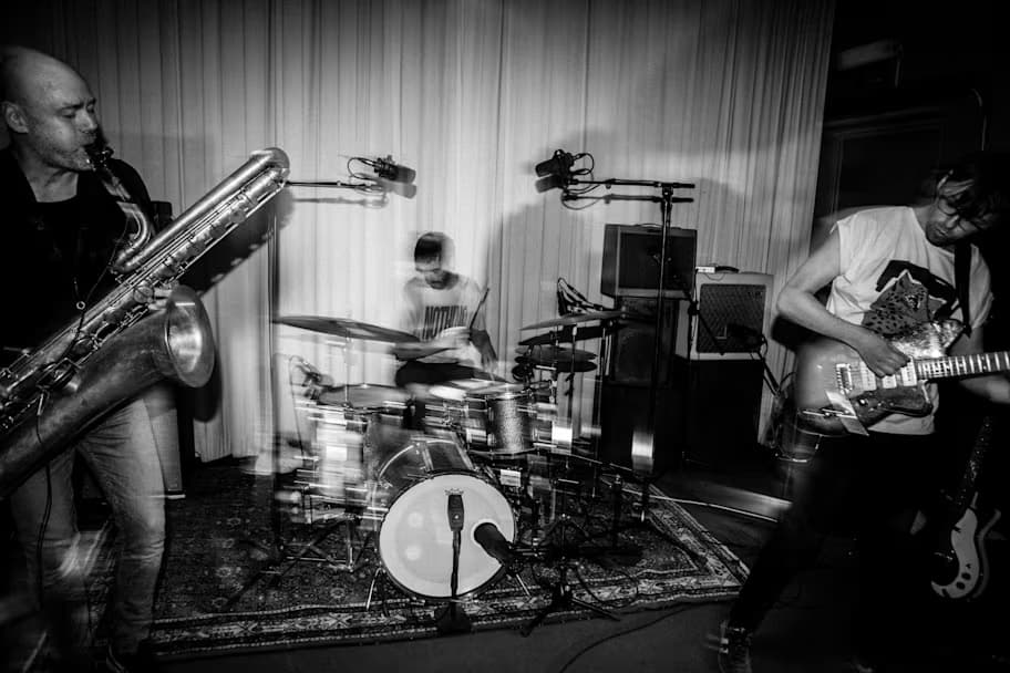 Under The Reefs Orchestra apresenta novo álbum no Maus Hábitos