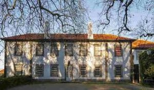 “Sua Majestade escondeu-se num jardim de maçãs e borboletas…”: oficina artística para famílias