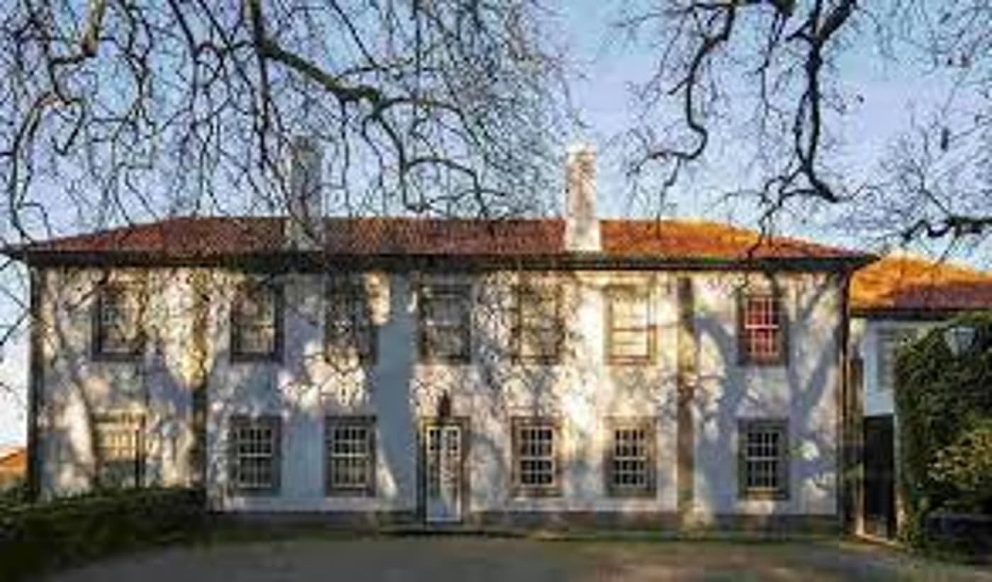 “Sua Majestade escondeu-se num jardim de maçãs e borboletas…”: oficina artística para famílias