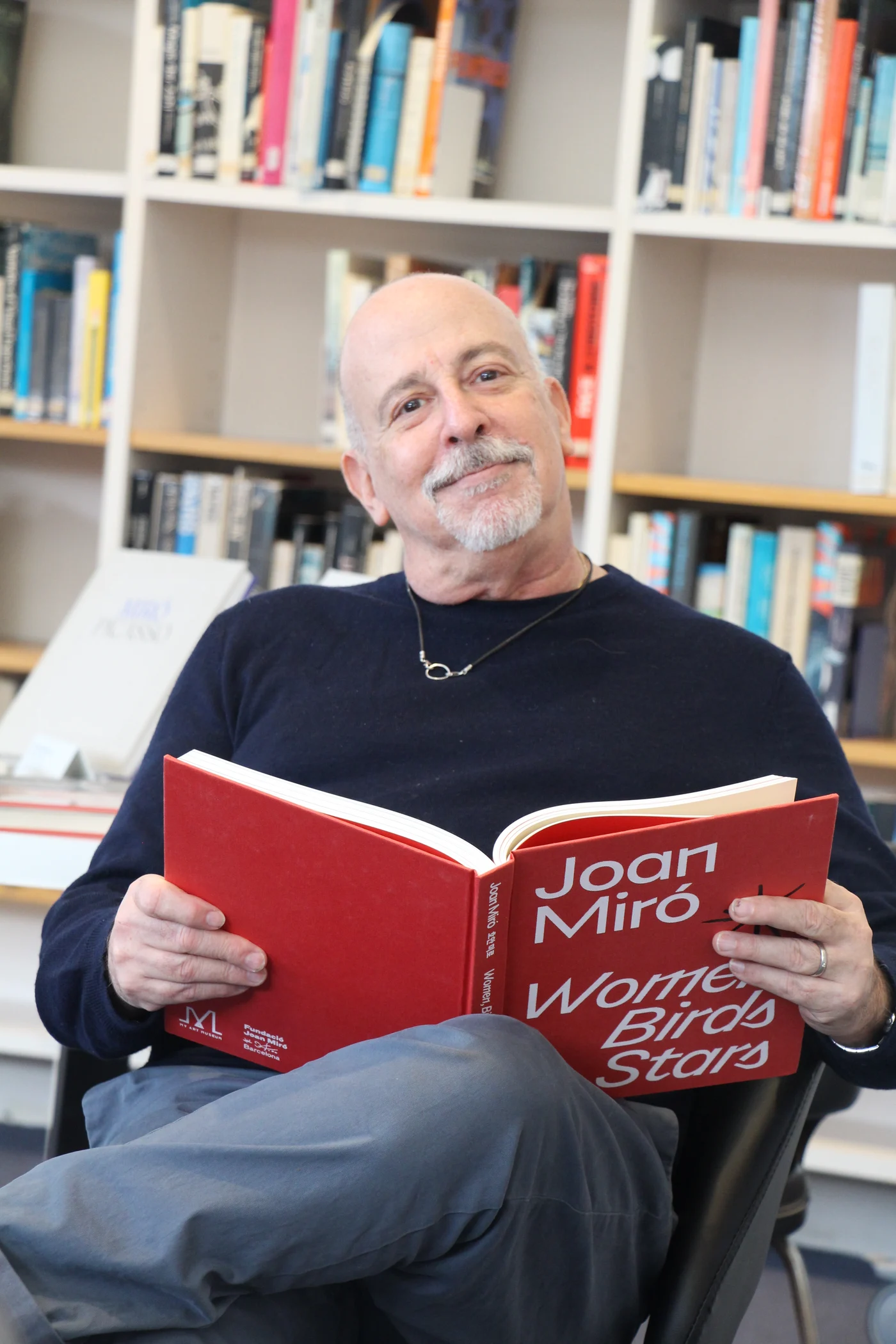 Joan Miró + Coleção de Serralves. Afinidades Eletivas 📅 Data: 14 de fevereiro 🕒 Hora: 15:00 📍 Local: Casa de Serralves, R. de D. João de Castro, 210, Porto 🎟 Preço: 6–15€ Descrição: Visita curatorial com Robert Lubar Messeri, especialista na obra de Joan Miró desde que a coleção, propriedade do Estado Português, está em depósito na Fundação de Serralves. Nesta visita, serão discutidas afinidades e encontros conceptuais entre Miró e artistas contemporâneos com obras na coleção, como Helena Almeida, Giovanni Anselmo, Rui Chafes e Paula Rego. O percurso explora eixos temáticos como: Paisagem, Memória, Matéria Pintura en abîme Processo Anti-Monumentos Colagem e Vida Moderna Signos e Cifras Expressionismo Reimaginado O Desenho como Prática Site/Non-Site Visão Aproximada e Longínqua/Corpos Tipo de evento: Visita guiada / Exposição Público-alvo: A partir dos 6 anos Mais informações: Link do evento