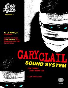 22:00 Gary Clail (On-U Sound) + Liza Tron (djset) SEX13Março2026 Gary Clail (On-U Sound) + Liza Tron (djset) DestacarCalendário Guardar Concertos Clubbing Porto Ver mapaFERRO BAR Rua da Madeira, 84 - Porto exta-feira, 13 de Março, 22h ððð¥ð¬ ððððð On-U Sound (ð¹ð¶ðð²) ððð­ð ð§ð¥ð¢ð¡ (ð±ð·ðð²ð) Gary Clail, o convidado do próximo Salón Fuzz, é um figurão fascinante. O seu trabalho no final de 80s e início 90s – na órbita da editora On-U Sound de Adrian Sherwood, com quem gravou; em particular, no álbum “Emotional Hooligan” e no seu single “Human Nature”, um êxito monumental em 1991 – foi basilar para a aproximação entre as músicas electrónicas de dança e o formato canção ao longo da década de 90. Nas produções do cantor e produtor britânico, a cultura dos sound systems jamaicanos e o dub aproximavam-se do house, do techno e do electro, mas também do punk e da declamação pós-punk mais militante.Sem heróis mais e menos esquecidos como ele, o próprio Sherwood ou co-conspiradores como Paul Oakenfold e Mark Stewart (The Pop Group), o som de Bristol e outras músicas contemporâneas não seriam as mesmas.
