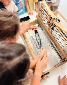 Tecelagem dos fios fazemos tecidos — oficina criativa para famílias (1)