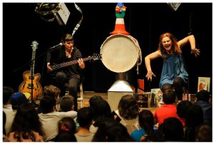 “Máquina de Embrulhar Poemas” celebra o Dia Mundial da Poesia na Biblioteca Almeida Garrett