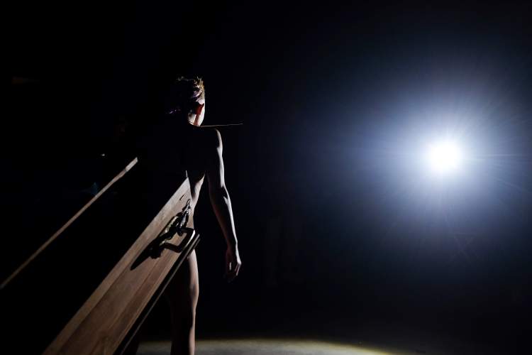 “Xana Novais estreia ‘How to Kill… For the Sake of Dying’ no Teatro do Campo Alegre