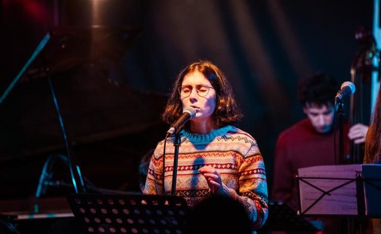 Residencial Porta-Jazz recebe concerto de Beatriz Vieira: jazz, folclore e improvisação