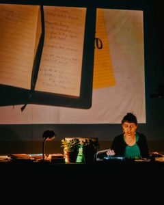 Conversa pós-espetáculo no Teatro do Campo Alegre No dia 16 de maio de 2026, o Teatro do Campo Alegre recebe uma conversa pós-espetáculo integrada no âmbito do festival Desver, promovendo um momento de encontro entre artistas e público. ð Data: Sábado, 16 de maio de 2026 ⏰ Hora: 20h30 (após o espetáculo) ð Local: Teatro do Campo Alegre ð️ Entrada: Incluída mediante presença no espetáculo ð­ Categoria: Encontro / Conversa Após a apresentação, o público é convidado a permanecer na sala para participar numa conversa aberta com a equipa artística. Este momento pretende prolongar a experiência do espetáculo, criando espaço para reflexão, partilha de ideias e diálogo direto com os criadores. ð­ Pensar além do palco Mais do que um simples debate, esta conversa propõe uma reflexão sobre o impacto das artes performativas: • Como um espetáculo nos pode fazer pensar sobre outros? • Que ligações se criam entre arte, comunidade e identidade? • Que novas perspetivas surgem a partir da experiência coletiva? ✨ Um momento único de proximidade entre artistas e público, onde a criação continua para além do palco. ð Fique após o espetáculo e participe nesta experiência de diálogo e descoberta no Porto. — Descubra mais eventos no Porto ð https://agendaculturalporto.org/o-que-fazer-este-fim-de-semana-no-porto/ ð https://agendaculturalporto.org/eventos-gratuitos-no-porto/ ð https://agendaculturalporto.org/workshops-no-porto/