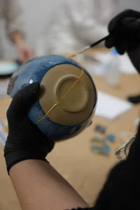 “Kintsugi Moderno” celebra a imperfeição e transforma fraturas em beleza no Porto