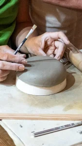 “Oficina Toque de Mãe” celebra cuidado e criação através da cerâmica no Porto