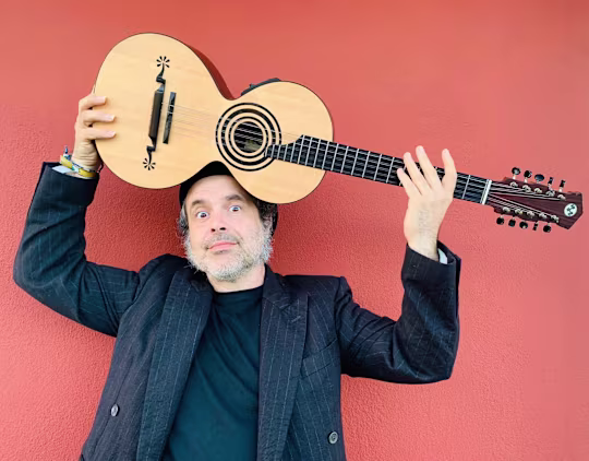 RAIA leva a viola campaniça a uma viagem sonora entre tradição e futuro no Maus Hábitos