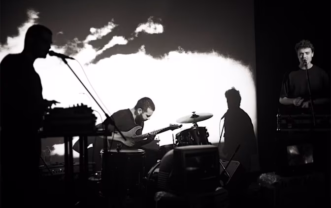 "Ocaso” transforma o Maus Hábitos numa performance de combate entre música, colapso e memória contemporânea no Porto