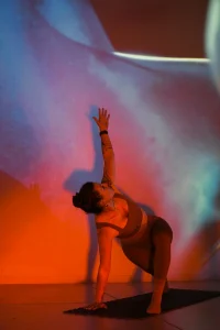 “Pilates in Light” transforma o Fisga Warehouse numa experiência imersiva de bem-estar, movimento e luz no Porto