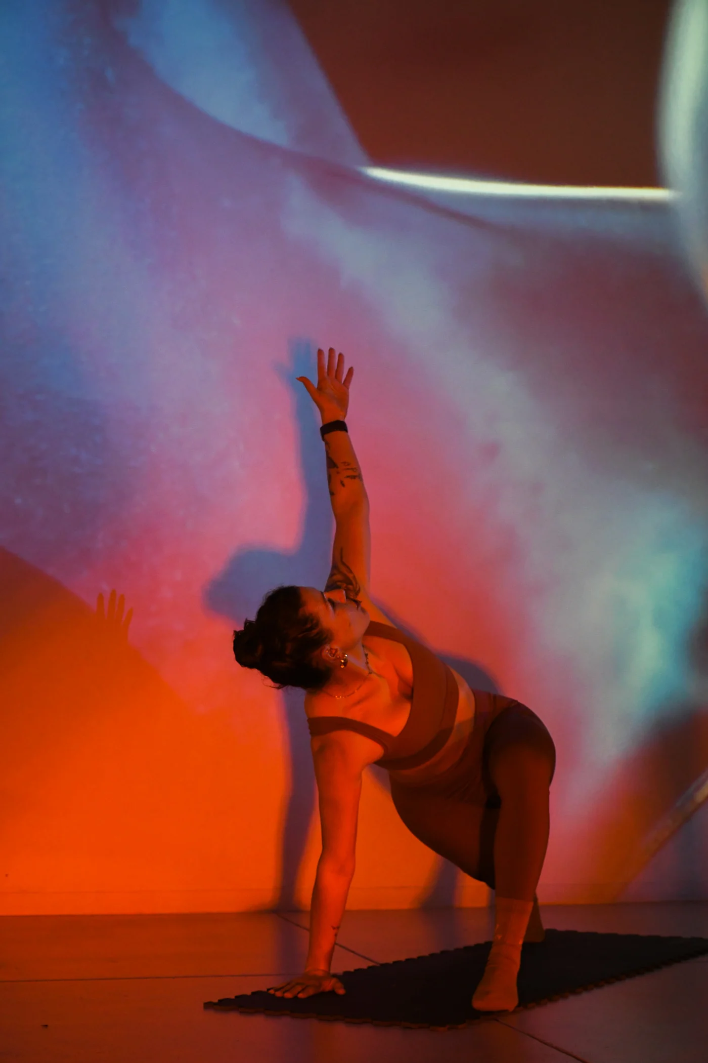 “Pilates in Light” transforma o Fisga Warehouse numa experiência imersiva de bem-estar, movimento e luz no Porto