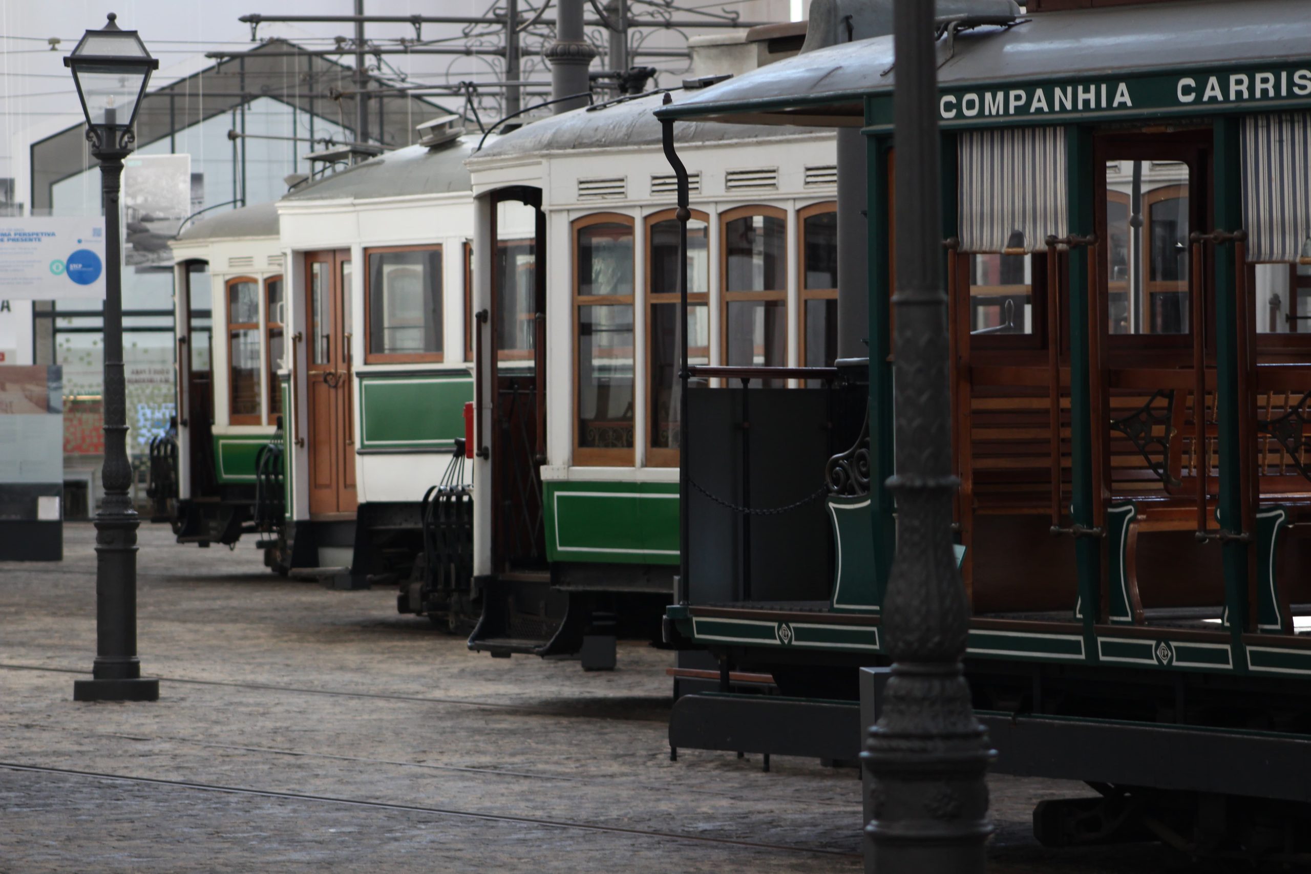 Veículos históricos expostos no Museu do Carro Eléctrico do Porto