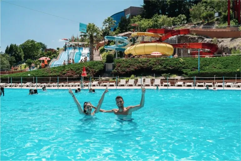 Parque aquático com piscinas e escorregas perto do Porto