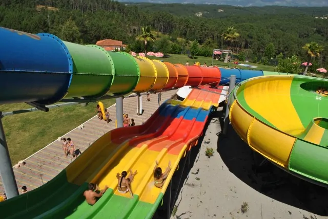 Piscinas e escorregas do Naturwaterpark